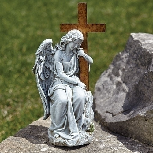 Ángel con cruz en estatua de jardín de piedra