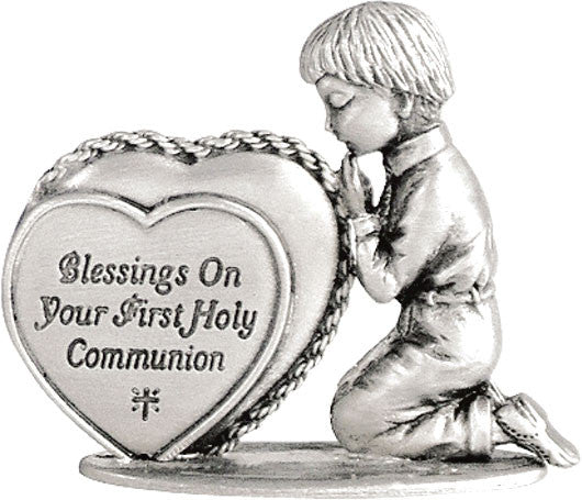Comunión rezando niño con figura de corazón en caja